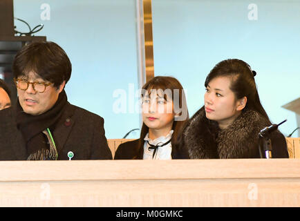 Hyon Song-Wol, Jan 21, 2018 : Dans cette photo publiée par le ministère de l'Unification de la Corée du Sud, Hyon Song-Wol (R), chef d'une délégation de la Corée du Nord, des visites du Centre d'Art à Gangneung Gangneung, est de Séoul, Corée du Sud. Une délégation de la Corée du Nord dirigé par Hyon franchi la frontière terrestre via la ligne Gyeongui le dimanche pour vérifier les sites pour la Corée du Nord a proposé des représentations artistiques au cours de l'occasion des Jeux Olympiques d'hiver de PyeongChang 2018 Le mois prochain. Hyon Song-Wol est chef d'orchestre de la Corée du Nord Samjiyon et directeur de l'Orchestre Moranbong, le nord-est tout groupe musical féminin. Utilisez uniquement rédactionnel (Photo de la Banque D'Images