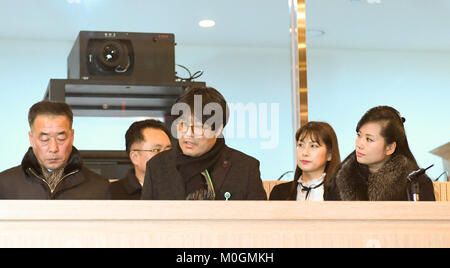 Hyon Song-Wol, Jan 21, 2018 : Dans cette photo publiée par le ministère de l'Unification de la Corée du Sud, Hyon Song-Wol (R), chef d'une délégation de la Corée du Nord, des visites du Centre d'Art à Gangneung Gangneung, est de Séoul, Corée du Sud. Une délégation de la Corée du Nord dirigé par Hyon franchi la frontière terrestre via la ligne Gyeongui le dimanche pour vérifier les sites pour la Corée du Nord a proposé des représentations artistiques au cours de l'occasion des Jeux Olympiques d'hiver de PyeongChang 2018 Le mois prochain. Hyon Song-Wol est chef d'orchestre de la Corée du Nord Samjiyon et directeur de l'Orchestre Moranbong, le nord-est tout groupe musical féminin. Utilisez uniquement rédactionnel (Photo de la Banque D'Images
