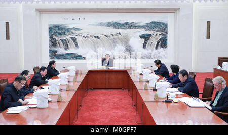 Beijing, Chine. 22 janvier, 2018. Zhang Dejiang (C), président du Comité permanent de l'Assemblée populaire nationale (APN), préside une réunion du Groupe des députés du Parti du Comité permanent de l'Assemblée populaire nationale à Beijing, capitale de Chine, le 22 janvier 2018. La première partie du groupe des membres de l'APN Comité permanent a étudié l'esprit de la deuxième session plénière du 19e Comité central du Parti communiste chinois (PCC). Ils ont également discuté de la mise en œuvre de l'esprit de la deuxième session plénière et la révision de la Constitution. Credit : Ding Lin/Xinhua/Alamy Live News Banque D'Images