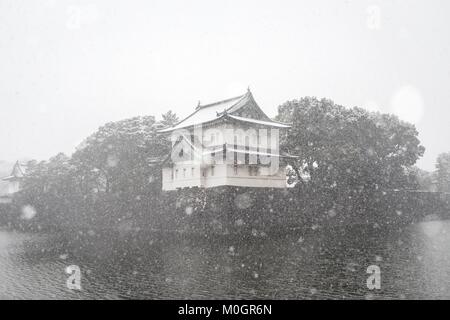 Tokyo, Japon. 22 janvier, 2018. Le Palais Impérial est vu dans la neige à Tokyo, Japon, le 22 janvier 2018. Credit : Ma Caoran/Xinhua/Alamy Live News Banque D'Images