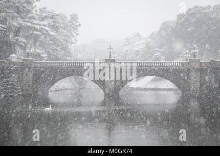 Tokyo, Japon. 22 janvier, 2018. Le Palais Impérial est vu dans la neige à Tokyo, Japon, le 22 janvier 2018. Credit : Ma Caoran/Xinhua/Alamy Live News Banque D'Images