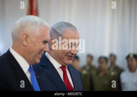 Jérusalem, Israël. 22 janvier, 2018. Le Vice-président américain Mike Pence (L) se réunit avec le Premier ministre israélien Benjamin Netanyahu à Jérusalem, le 22 janvier, 2018. Source : Xinhua/JINI/Alamy Live News Banque D'Images