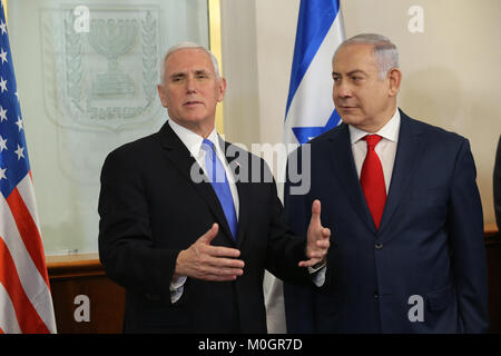 Jérusalem, Israël. 22 janvier, 2018. Le Vice-président américain Mike Pence (L) se réunit avec le Premier ministre israélien Benjamin Netanyahu à Jérusalem, le 22 janvier, 2018. Crédit : Alex Kolomoisky/Piscine/JINI/Xinhua/Alamy Live News Banque D'Images