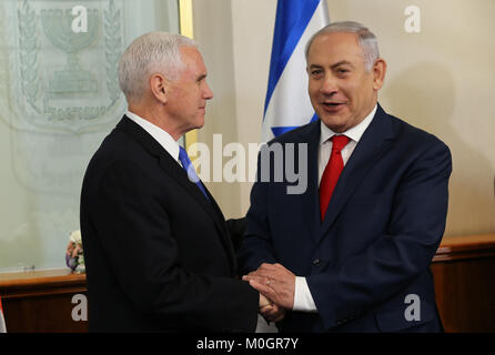 Jérusalem, Israël. 22 janvier, 2018. Le Vice-président américain Mike Pence (L) se réunit avec le Premier ministre israélien Benjamin Netanyahu à Jérusalem, le 22 janvier, 2018. Crédit : Alex Kolomoisky/Piscine/JINI/Xinhua/Alamy Live News Banque D'Images