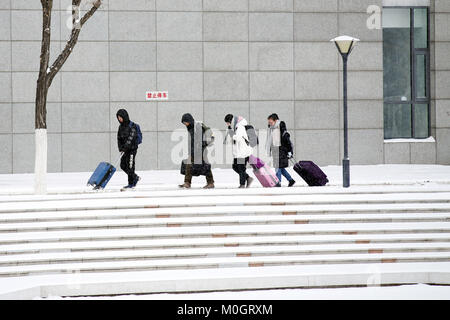 Tianjin. 22 janvier, 2018. Les gens à pied dans l'Université Nankai de Tianjin en Chine du nord, le 22 janvier 2018. Certaines parties de Beijing, Tianjin et la province du Hebei embrassé une chute de neige de janvier 21 à 22. Source : Xinhua/Alamy Live News Banque D'Images