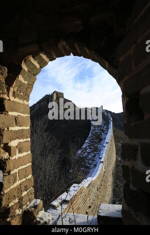 Beijing, Chine. 22 janvier, 2018. Photo prise le 22 janvier 2018 paysage montre à la Grande Muraille à Beijing, capitale de la Chine. Certaines parties de Beijing, Tianjin et la province du Hebei embrassé une chute de neige de janvier 21 à 22. Credit : Deng Water Industry Seaview/Xinhua/Alamy Live News Banque D'Images