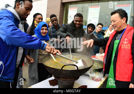 (180122) -- SHANGHAI, 22 janvier 2018 (Xinhua) -- les étudiants étrangers qui étudient dans le Jiangsu University faire Laba porridge à Zhenjiang, Jiangsu Province de Chine orientale, le 22 janvier 2018. L'Laba Festival, un festival traditionnel chinois le huitième jour du 12e mois lunaire, est tombé sur le 24 janvier cette année. C'est coutume en ce jour de manger un porridge Laba spécial, habituellement fait avec au moins huit ingrédients, représentant des prières pour la récolte. (Xinhua/Shi Yucheng) (DHF) Banque D'Images