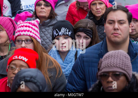 Lansing, Michigan USA - 21 janvier 2018 - le premier anniversaire de la Marche des femmes à Washington qui a protesté contre l'investiture du Président, Donald Trump, les femmes ont défilé dans les villes du pays d'encourager les femmes à voter pour des alternatives dans les élections de mi-mandat 2018. Environ 5 000 se sont ralliés à la Michigan State Capitol. Crédit : Jim West/Alamy Live News Banque D'Images