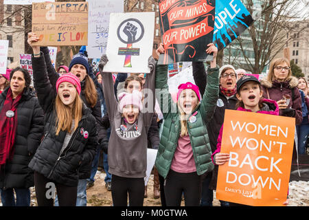 Lansing, Michigan USA - 21 janvier 2018 - le premier anniversaire de la Marche des femmes à Washington qui a protesté contre l'investiture du Président, Donald Trump, les femmes ont défilé dans les villes du pays d'encourager les femmes à voter pour des alternatives dans les élections de mi-mandat 2018. Environ 5 000 se sont ralliés à la Michigan State Capitol. Crédit : Jim West/Alamy Live News Banque D'Images