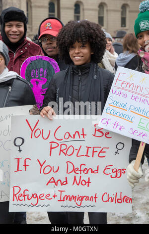 Lansing, Michigan USA - 21 janvier 2018 - le premier anniversaire de la Marche des femmes à Washington qui a protesté contre l'investiture du Président, Donald Trump, les femmes ont défilé dans les villes du pays d'encourager les femmes à voter pour des alternatives dans les élections de mi-mandat 2018. Environ 5 000 se sont ralliés à la Michigan State Capitol. Crédit : Jim West/Alamy Live News Banque D'Images