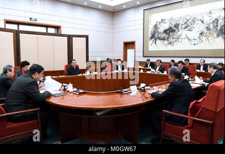 Beijing, Chine. 22 janvier, 2018. Le Premier ministre chinois Li Keqiang préside une réunion du groupe des députés du parti du conseil d'État, au cours de laquelle les principaux membres du parti avec le Conseil d'État a étudié l'esprit de la deuxième session plénière du 19e Comité central du Parti communiste de Chine, à Beijing, capitale de Chine, le 22 janvier 2018. Credit : Rao Aimin/Xinhua/Alamy Live News Banque D'Images