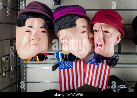 Londres, Royaume-Uni. 22 janvier, 2018. Kim Jong-un et Donald Trump masque de visage sont disposés de façon provocante dans une vitrine de Londres. Crédit : Guy Josse/Alamy Live News Banque D'Images