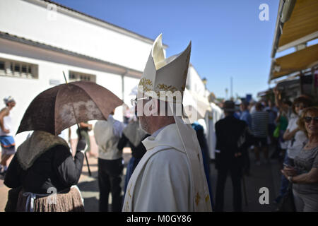 Les Saintes Maries de la mer, Camargue, France. 24 mai, 2017. Pèlerinage annuel de Roma aux Saintes-Maries-de-la-Mer. La statue de Sara, portée par les gitans de la mer, symbolise l'attente et l'accueil des Saintes Maries Jacobé et Salomé. Credit : Crédit : /ZUMA Wire/Alamy Live News Banque D'Images