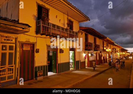 Salento, Quindio, la Colombie. 3e oct, 2016. Maisons traditionnelles en Antioquian Salento par nuit, café colombien Triangle Credit : Crédit : /ZUMA Wire/Alamy Live News Banque D'Images