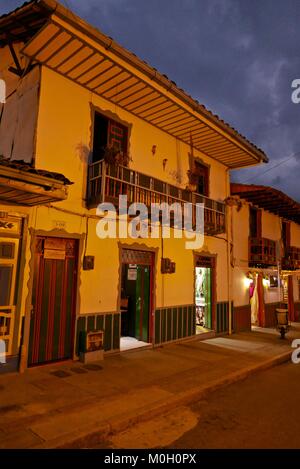 Salento, Quindio, la Colombie. 3e oct, 2016. Maisons traditionnelles en Antioquian Salento par nuit, café colombien Triangle Credit : Crédit : /ZUMA Wire/Alamy Live News Banque D'Images