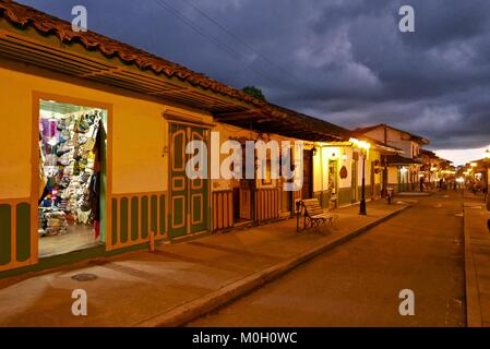 Salento, Quindio, la Colombie. 3e oct, 2016. Maisons traditionnelles en Antioquian Salento par nuit, café colombien Triangle Credit : Crédit : /ZUMA Wire/Alamy Live News Banque D'Images