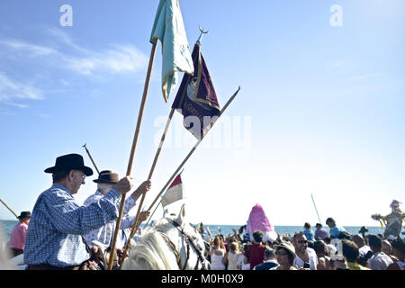 Les Saintes Maries de la mer, Camargue, France. 24 mai, 2017. Pèlerinage annuel de Roma aux Saintes-Maries-de-la-Mer. La statue de Sara, portée par les gitans de la mer, symbolise l'attente et l'accueil des Saintes Maries Jacobé et Salomé. Les gardians, les bergers locaux bull, attendez à cheval pour le début de la procession et accompagner la sculpture de la LEP le noir jusqu'à la mer. Credit : Crédit : /ZUMA Wire/Alamy Live News Banque D'Images