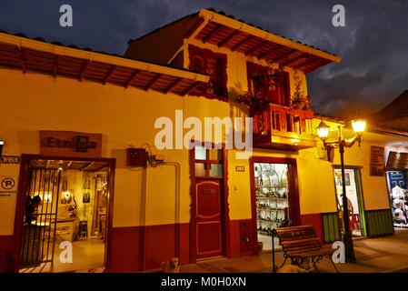 Salento, Quindio, la Colombie. 3e oct, 2016. Maisons traditionnelles en Antioquian Salento par nuit, café colombien Triangle Credit : Crédit : /ZUMA Wire/Alamy Live News Banque D'Images