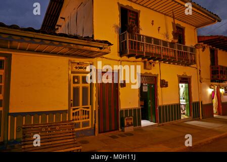 Salento, Quindio, la Colombie. 3e oct, 2016. Maisons traditionnelles en Antioquian Salento par nuit, café colombien Triangle Credit : Crédit : /ZUMA Wire/Alamy Live News Banque D'Images