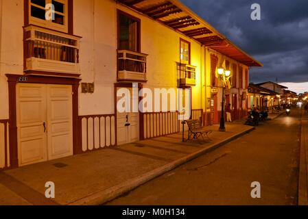 Salento, Quindio, la Colombie. 3e oct, 2016. Maisons traditionnelles en Antioquian Salento par nuit, café colombien Triangle Credit : Crédit : /ZUMA Wire/Alamy Live News Banque D'Images