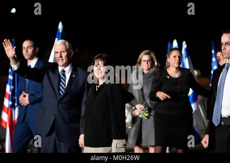 Tel Aviv, Israël. Jan 21, 2018. Le Vice-président américain Mike Pence, à gauche, et l'épouse Karen Pence arrivent à l'aéroport Ben Gourion d'Israël le 21 janvier 2018 à Tel Aviv, Israël. Credit : Planetpix/Alamy Live News Banque D'Images