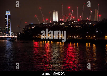 Battersea, UK. 22 janvier, 2018. La Battersea Power Station development dans la nuit. Une mer de grues. Crédit : Guy Bell/Alamy Live News Banque D'Images