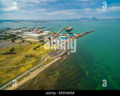 Paysage aérien de parking et quais industriels près de côte de l'océan à Williamstown banlieue de Melbourne CBD Skyline dans la distance Banque D'Images