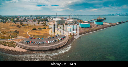 Vue panoramique aérienne de parking et quais industriels près de côte de l'océan à Williamstown banlieue de Melbourne, Australie Banque D'Images