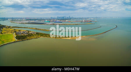 Vue panoramique aérienne de l'embouchure de la rivière Yarra Melbourne avec à l'horizon horizon Banque D'Images