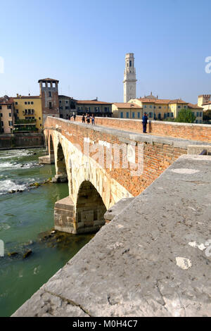 L'arc romain, pont Ponte Pieta, sur la rivière Adige, Vérone, Vénétie, Italie Banque D'Images
