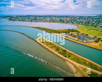 Vue aérienne de l'embouchure de la rivière Yarra et Williamstown - banlieue côtière à Melbourne, Australie Banque D'Images