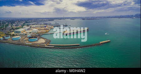 Vue panoramique aérienne de pétroliers et industriels quais près de Williamstown suburb à Melbourne, Australie Banque D'Images