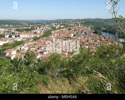 Une image panoramique de Cahors, une ville du sud-ouest de la France, montrant ses ponts médiévaux, ses bâtiments historiques et le paysage environnant qui reflètent son patrimoine architectural et son histoire régionale. Banque D'Images