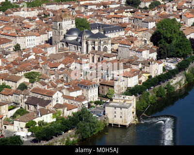 Une vue générale de Cahors, France, capturée en 1938, montrant le tracé de la ville, le fleuve Lot, le paysage et l’architecture environnants. Banque D'Images