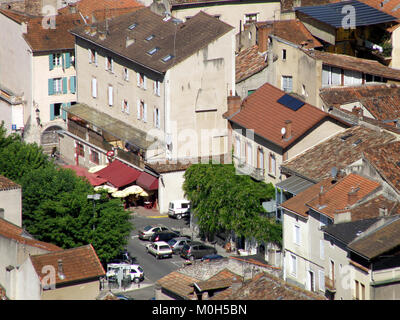 Une photographie panoramique historique de Cahors, France, montrant l’architecture, le fleuve et les ponts de la ville, illustrant son cadre urbain et géographique. Banque D'Images