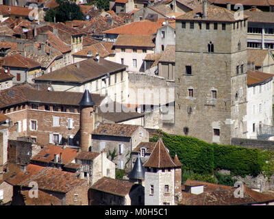 Une vue panoramique de Cahors, une ville du sud-ouest de la France, montrant son paysage architectural, le fleuve Lot et les collines environnantes, mettant en évidence les caractéristiques historiques et géographiques de la ville. Banque D'Images