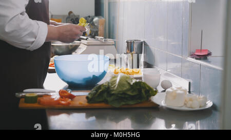 Male chef preparing salad in commercial kitchen - nettoie le chou Banque D'Images