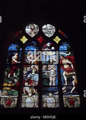 Vitrail représentant Saint Jean Baptiste à l'église Saint-Étienne de Brie-Comte-Robert, France, montrant l'art religieux et les détails architecturaux gothiques. Banque D'Images