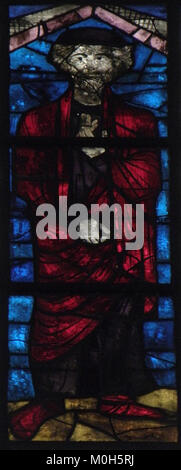 Vitrail de l'église Saint-Étienne de Brie-Comte-Robert, France, représentant des scènes bibliques et mettant en valeur des religieux gothiques Banque D'Images