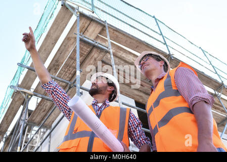 Le travail d'équipe sur le site de construction - gestionnaire de site et de l'architecte sur le site pendant la construction d'une maison Banque D'Images