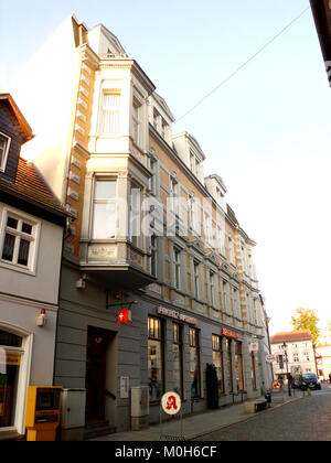 Bäckerstraße 1-2 montre des bâtiments résidentiels et commerciaux dans un cadre de rue européen, illustrant des caractéristiques architecturales et un paysage urbain. Banque D'Images