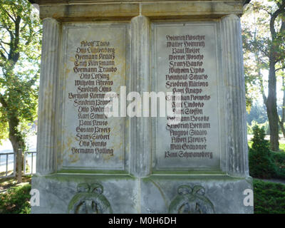 Le mémorial de la première Guerre mondiale au cimetière de Calvörde en Allemagne, montré de face, commémore les soldats tombés dans la région. Banque D'Images
