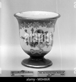 Cet objet est un gobelet de crème glacée, faisant partie d'un service de 31 pièces dans la collection du Metropolitan Museum of Art, catalogué comme MET 110659. C'est un article décoratif de vaisselle utilisé pour servir des desserts glacés. Banque D'Images