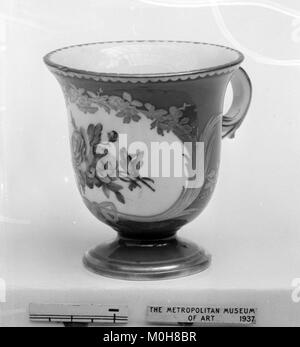 Le gobelet à crème glacée, qui fait partie d'un service plus vaste, représente l'artisanat raffiné dans la conception de porcelaine. Il fait partie d'une collection historique de vaisselle de service. Banque D'Images