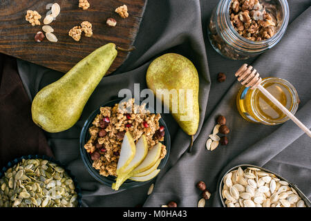 Vue de dessus les poires, le miel et sur la table d'granola fait maison Banque D'Images