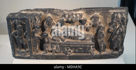 Cette sculpture en pierre du IIIe siècle représente le Bouddha entrant dans le nirvana et provient de la région de Gandhara (aujourd'hui Pakistan/Afghanistan). Il est conservé par le Musée de l'Asie de l'est (Östasiatiska museet) à Stockholm. Banque D'Images