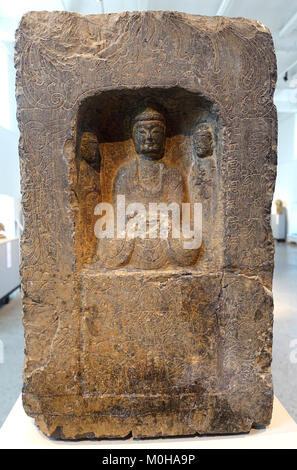 Fragment de stèle bouddhique, côté 3 de 4, la Chine, dynastie des Wei du Nord, début vie siècle, calcaire, traces de pigments - Östasiatiska museet, Stockholm - DSC09387 Banque D'Images