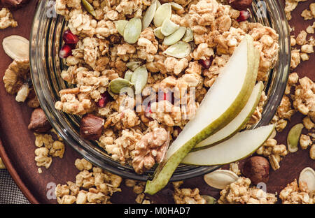 Vue de dessus des barres granola avec poires et graines de citrouille Banque D'Images