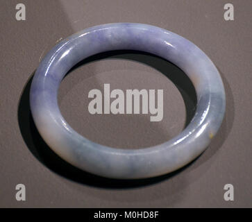 Bracelet en jadéite lavande fabriqué à partir de pierre polie, affichant des teintes de lavande translucides caractéristiques du jade de haute qualité utilisé dans la conception de bijoux. Banque D'Images