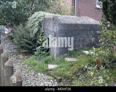 Bunker datant de la seconde Guerre mondiale situé à Oberforstbacher Straße 35 à Aix-la-Chapelle, Allemagne. La structure en béton a servi d'abri de raid aérien et reste un exemple d'architecture de défense civile en temps de guerre. Banque D'Images